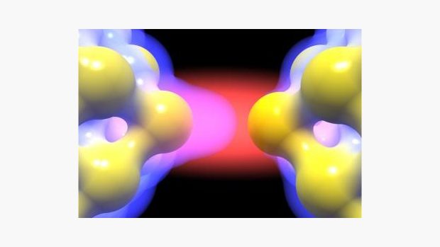 Nanoantény zesilují laserové světlo pomocí dvojic jemných, sotva se dotýkajících zlatých nanohrotů.