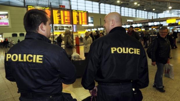 Policejní hlídka na letišti Praha-Ruzyně