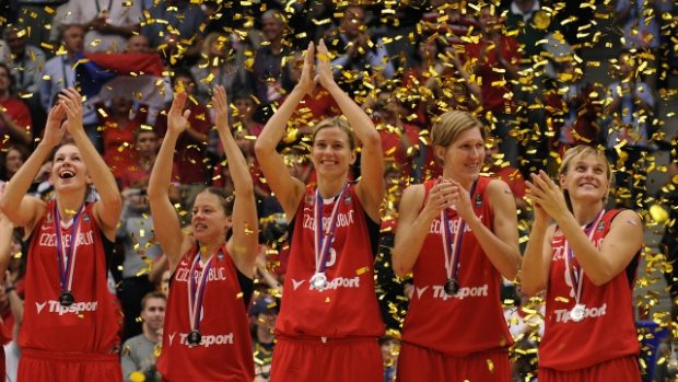 Medailový ceremoniál mistrovství světa v basketbale žen. České hráčky se radují ze stříbrných medailí.