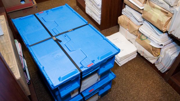 Testy státní maturity zapečetěné v modrých krabicích