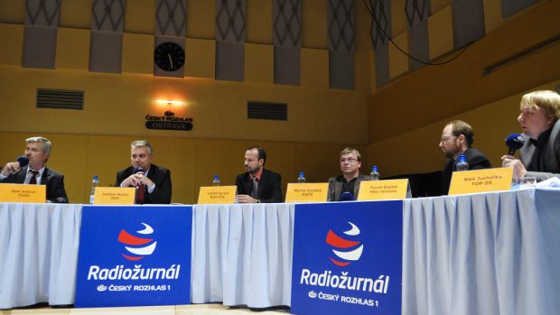 Účastníci předvolební debaty (zleva): Petr Kajnar (ČSSD), Dalibor Madej (ODS), Lukáš Curylo (KDU-ČSL), Martin Juroška (KSČM), Pavel Dostál (Věci veřejné) a Aleš Juchelka (TOP 09)