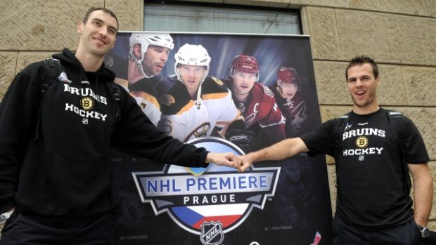 Bostonští Zdeno Chára (vlevo) a David Krejčí před pražskými zápasy NHL