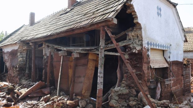 Dům poškozený záplavovou vlnou rudého bahna. Většina obyvatel obce Kolontár měla veliké štěstí, že byla v kritický moment v zaměstnání.