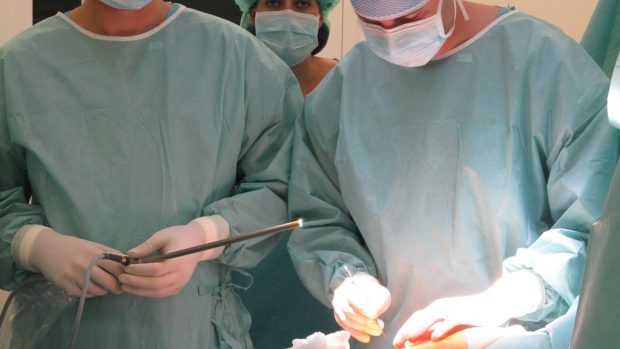 Příbramská nemocnice - operace začíná skalpelem