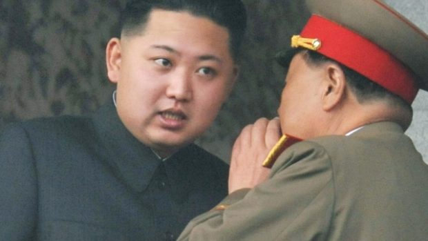 Kim Čong-un  (vlevo)