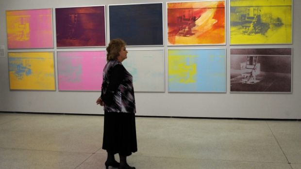 Ve Veletržním paláci v Praze je k vidění výstava Monet-Warhol - Mistrovská díla z muzea Albertina a Batlinerovy sbírky. Na snímku soubor Elektrické křeslo od Andyho Warhola