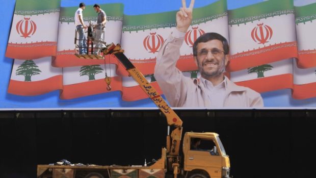 Město Bint Jbeil v jižním Libanonu dokončuje výzdobu k Ahmadínežádově návštěvě