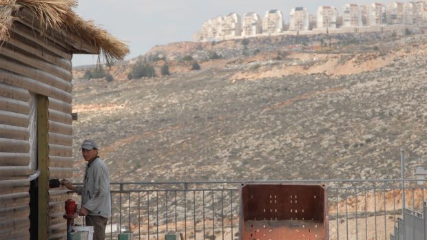 Palestinec  staví restauraci pro obyvatele židovské osady na obzoru.JPG