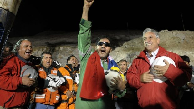 Poslední ze zachráněných horníků Luis Urzúa s chilským prezidentem Sebastiánem Piňerou