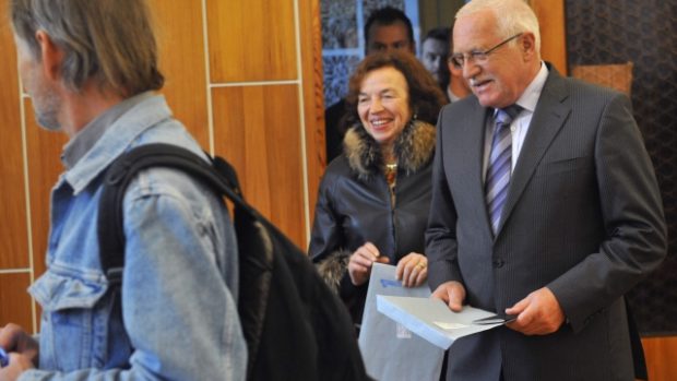 Prezident Václav Klaus s manželkou Livií odevzdali své hlasy ve volebním středisku v Základní umělecké škole v Praze 8