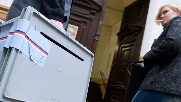 Mobilní volební urna pro komunální a senátní volby.