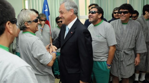 Chilský prezident Sebastian Pinera vítá zachráněné horníky