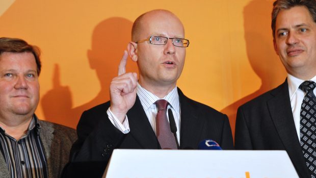 Bohuslav Sobotka (ČSSD, uprostřed) během tiskové konference ČSSD.