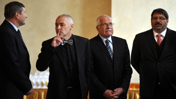 Předseda Českého volejbalového svazu Zdeněk Haník (druhý zleva) a prezident Václav Klaus (druhý zprava) při losu ME 2011