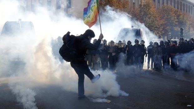 Protesty proti důchodové reformě se ve Francii stupňují