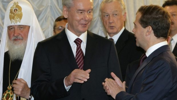 Sergej Sobjanin (uprostřed).jpg