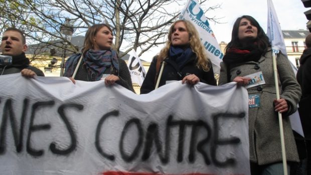 Demonstrace studentů před francouzským Senátem
