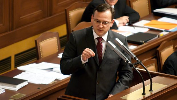 Premiér Petr Nečas obhajuje úsporná opatření v Poslanecké sněmovně.