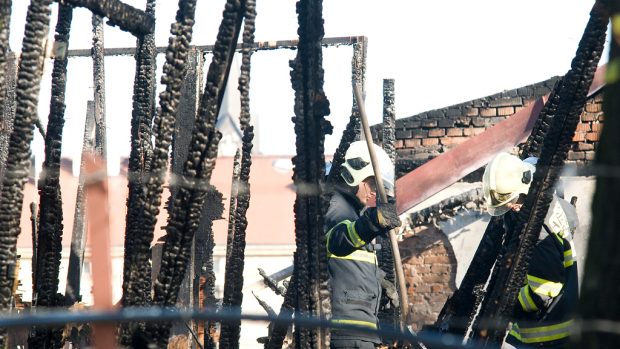 Hasiči prohledávají trosky vyhořelé budovy v Praze na Florenci