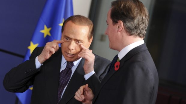 Italský premiér Silvio Berlusconi a britským premiérem Davidem Cameronem během summitu EU v Bruselu