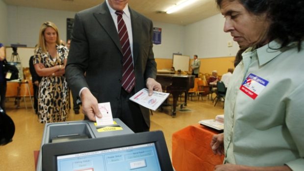 Arnold Schwarzenegger vkládá volební lístek do hlasovací schránky.jpg