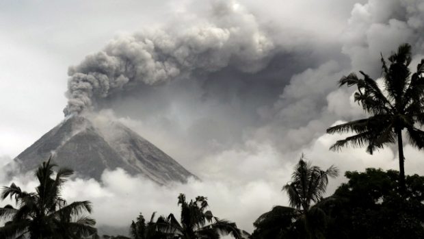 Erupce indonéské sopky Merapi už zabila více než 60 lidí