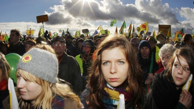 Tisíce lidí se sešlo na protest proti radioaktivnímu transportu.