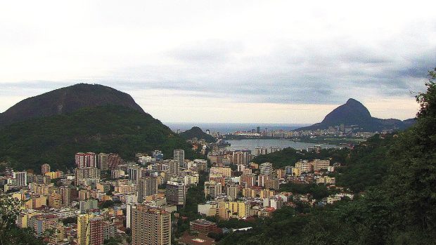 Hornaté pobřeží vytváří v Riu de Janeiro neopakovatelnou atmosféru – málokteré město se může chlubit tak krásnou krajinou a tak rozmanitým prostředím