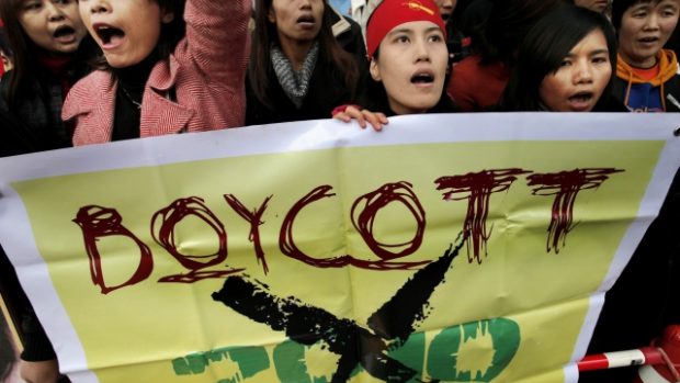 Protesty proti nesvobodným vobám v Tokiu před barmskou ambasádou