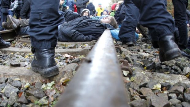 Němečtí aktivisté brání projetí vlaku s jaderným palivem