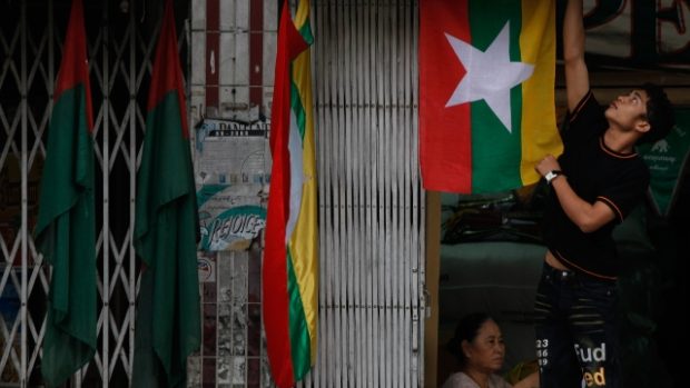 Volby v Barmě skončily, vlajky mohou dolů