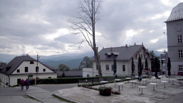 Areál Lázní Jeseník, vlevo rodný dům Vincenze Priessnitze