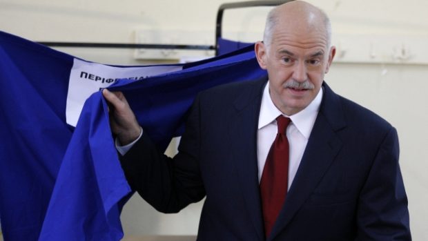 Řecký premiér Papandreu ve volební místnosti