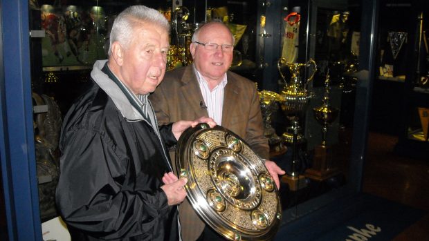 Josef Masopust a Uwe Seeler s pohárem za vítězství Hamburku v Bundeslize.
