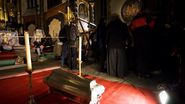 Cínová schránka s ostatky astronoma Tychona Braha před oltářem.
