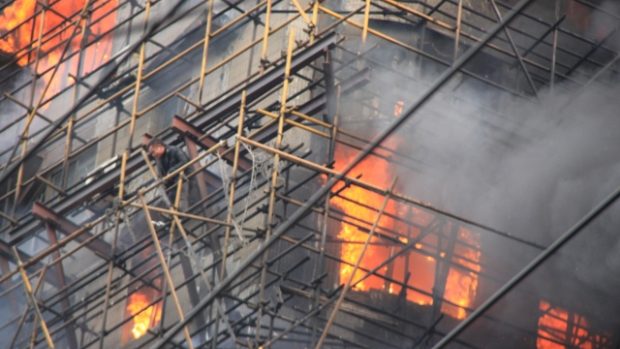 Ohnivé peklo v Šanghaji nepřežilo nejméně 53 lidí
