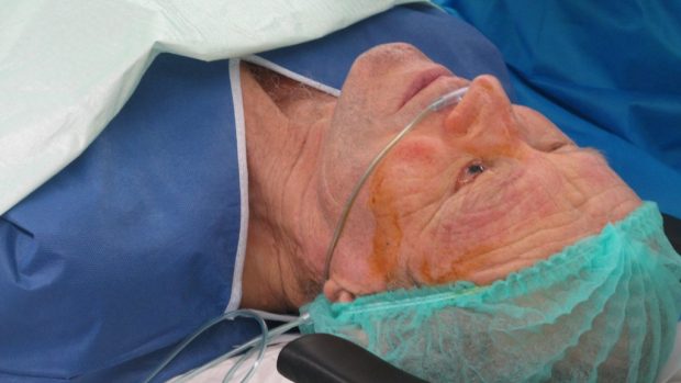 Operace oka - pacient těsně po zákroku