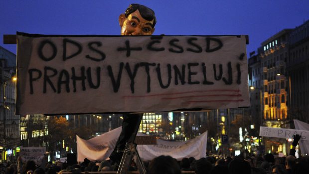Demonstrace pod názvem -Takhle jsme nevolili! - na protest proti koalici ODS a ČSSD na pražské radnici.