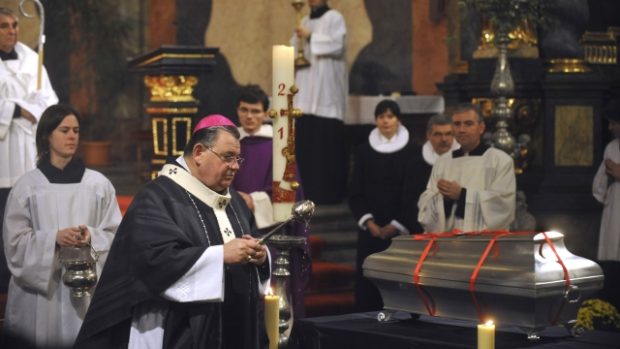 Pražský arcibiskup Dominik Duka celebruje mši před uložením ostatků Tychona Braha zpět do hrobu.
