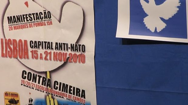 Nesmějí chybět mírové holubice a pozvánky na demonstraci proti NATO