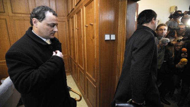 Luboš Lacina v doprovodu svého právního zástupce odchází od soudu