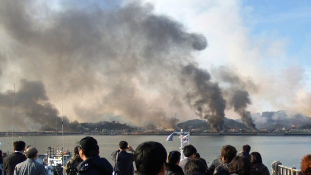 Dým stoupá ze zasaženého ostrova Jon-pchjong po útoku KLDR