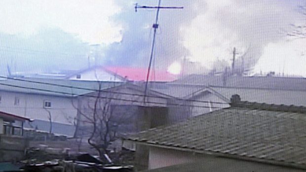 Hořící jihokorejské domy po útoku KLDR