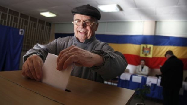Moldavský volič vhazuje do urny hlasovací lístek.