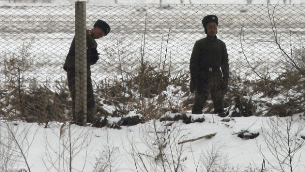 Vojáci na čínsko-severokorejské hranici