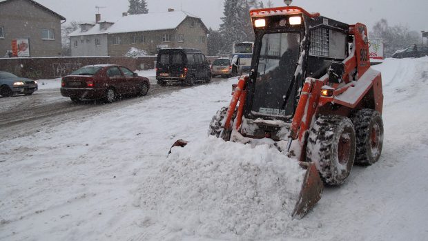 Do odklízení sněhu z ulic se v Mukařově u Říčan zapojily i stavební stroje