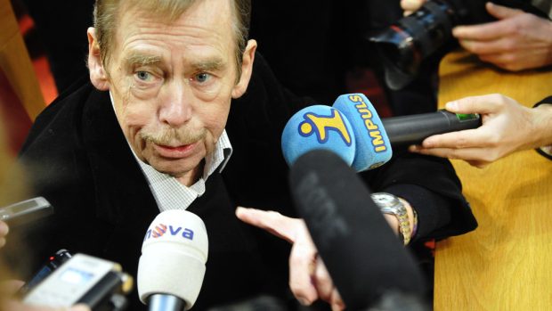 Bývalý prezident Václav Havel odpovídá na dotazy novinářů.