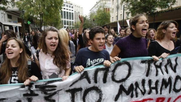 Studenti protestují také v ulicích Athén.jpg