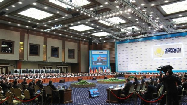 Summit OBSE v Kazachstánu se věnuje hlavně úniku tajných informací a zlepšení vztahů mezi Východem a Západem.