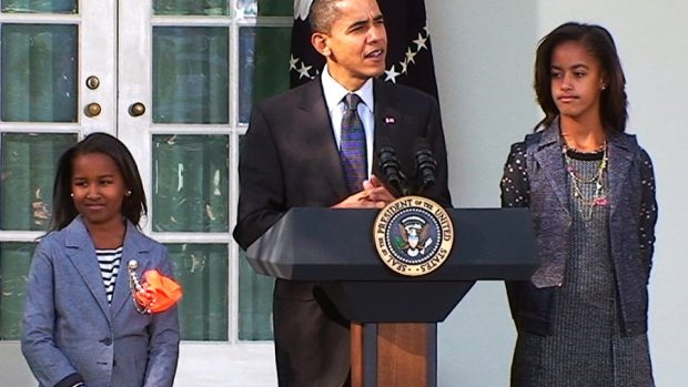 Barack Obama s dcerami Sashou a Malií v Růžové zahradě před Bílým domem přítomným hostům a novinářům připomněl, co je podle něj podstatou svátku Dne díkuvzdání